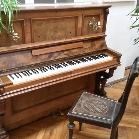 Herrenhaus Schmoelen Gbr